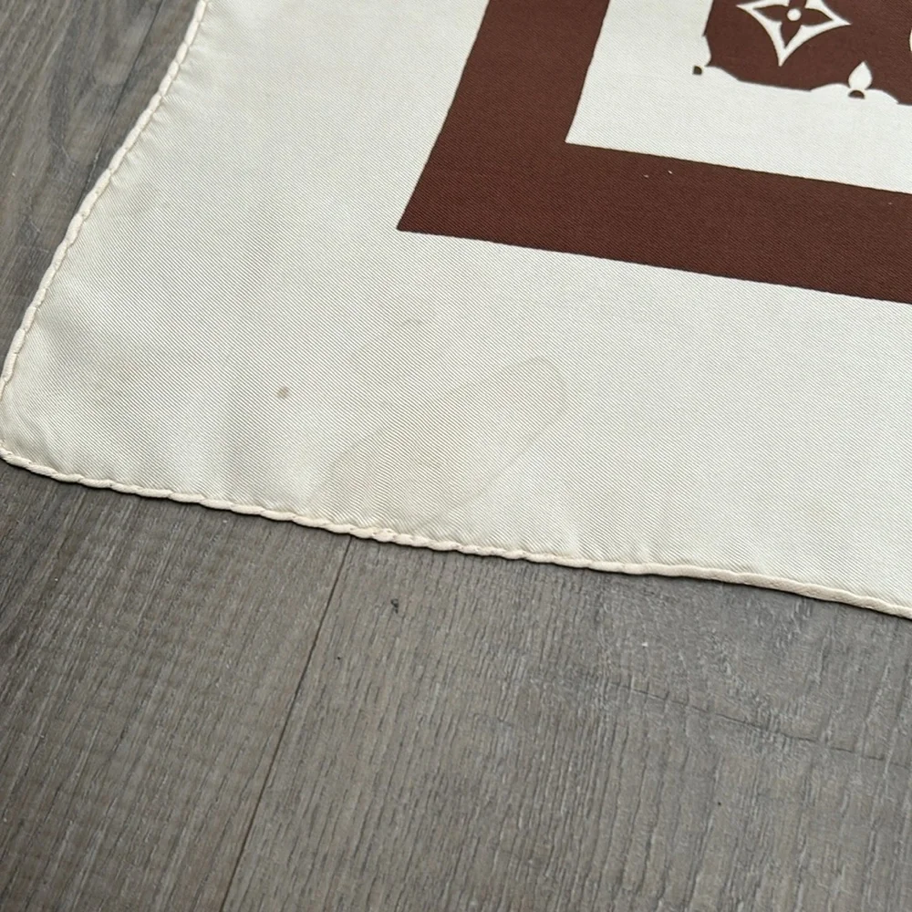 Louis Vuitton Brown and Cream Scarf🤎
EUC🤎🤎 - Picture 5 of 7